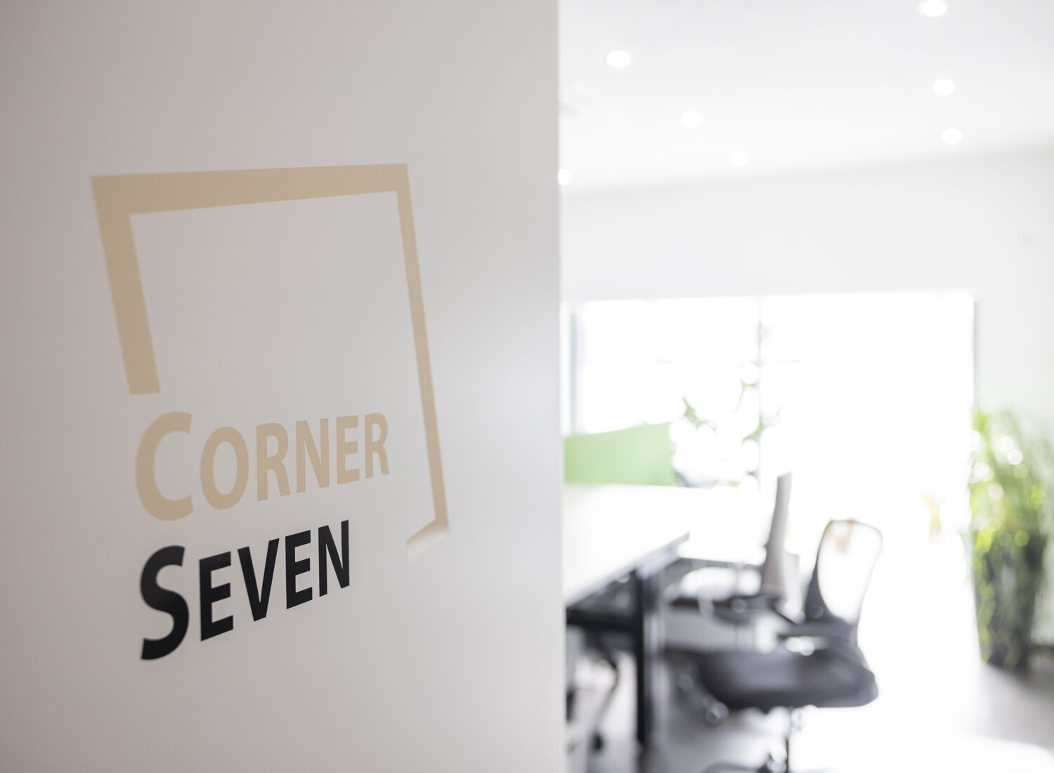 Ein helles Büro mit Schreibtisch und Stühlen