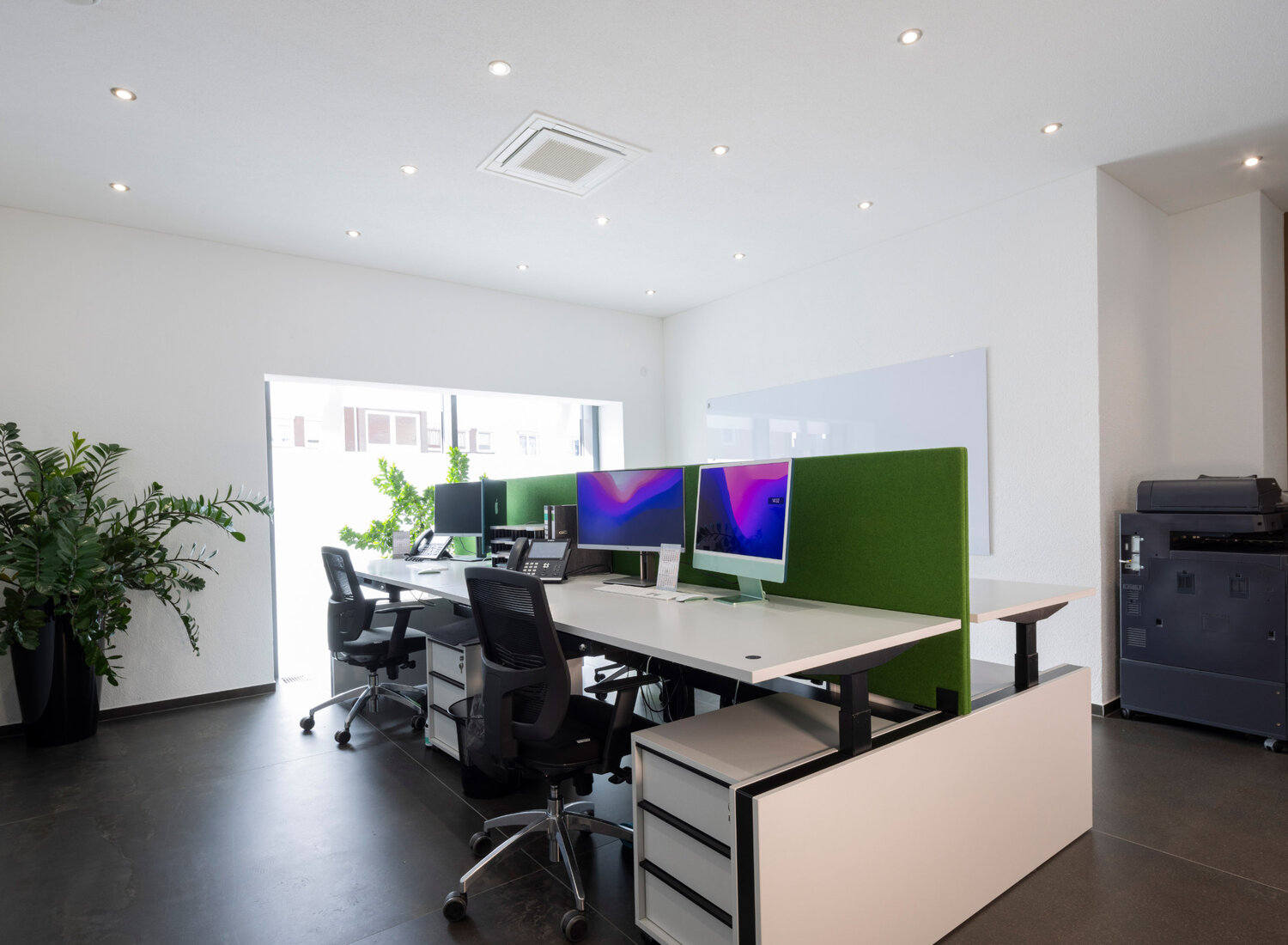 Ein moderner Coworking Space mit mehreren Schreibtischen