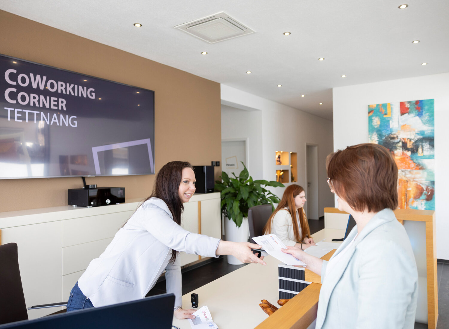 Eine Rezeptionistin des CoWorking Corner Tettnang nimmt einen Brief an