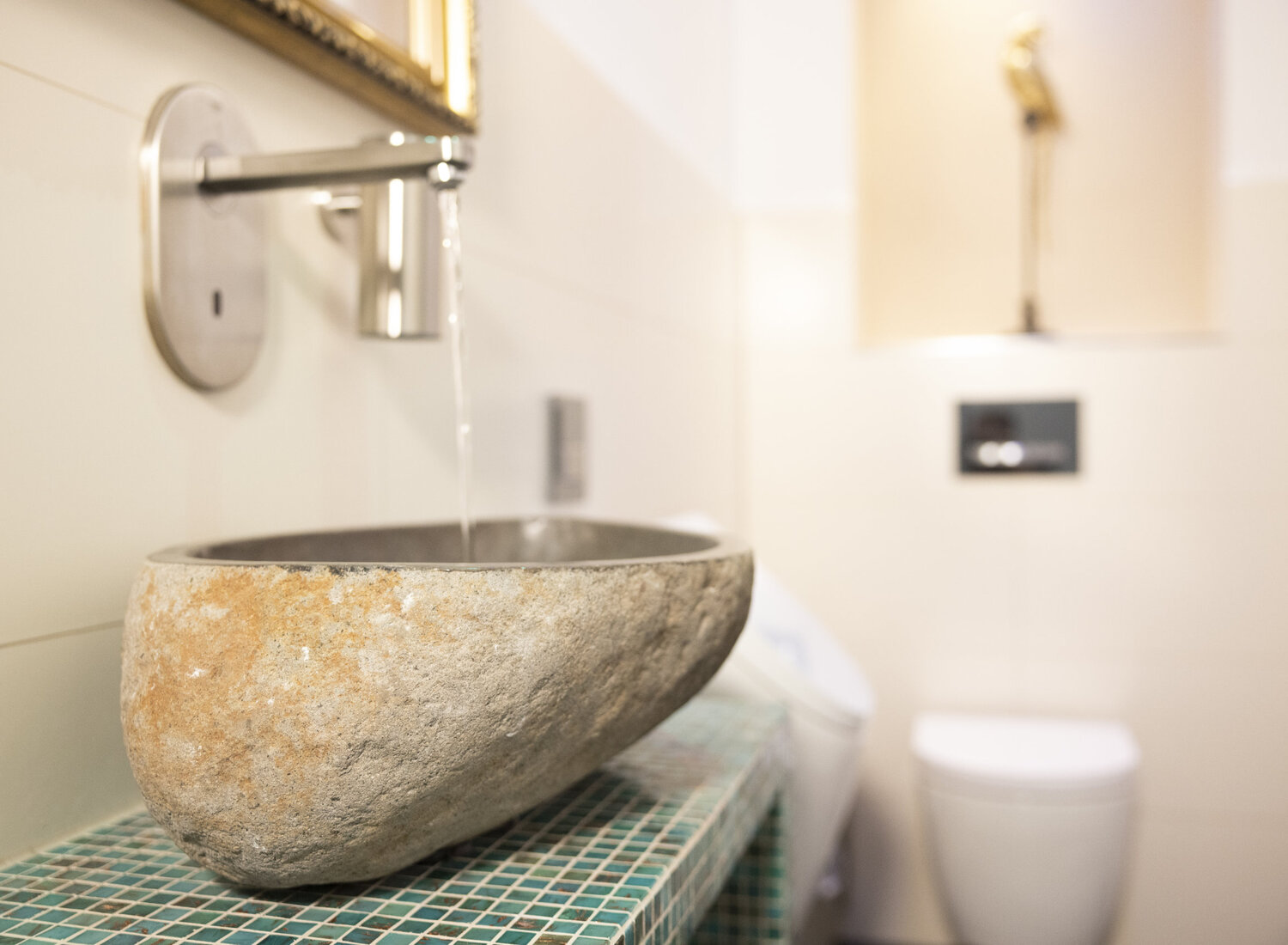 Ein modernes Badezimmer mit Waschtisch aus Stein