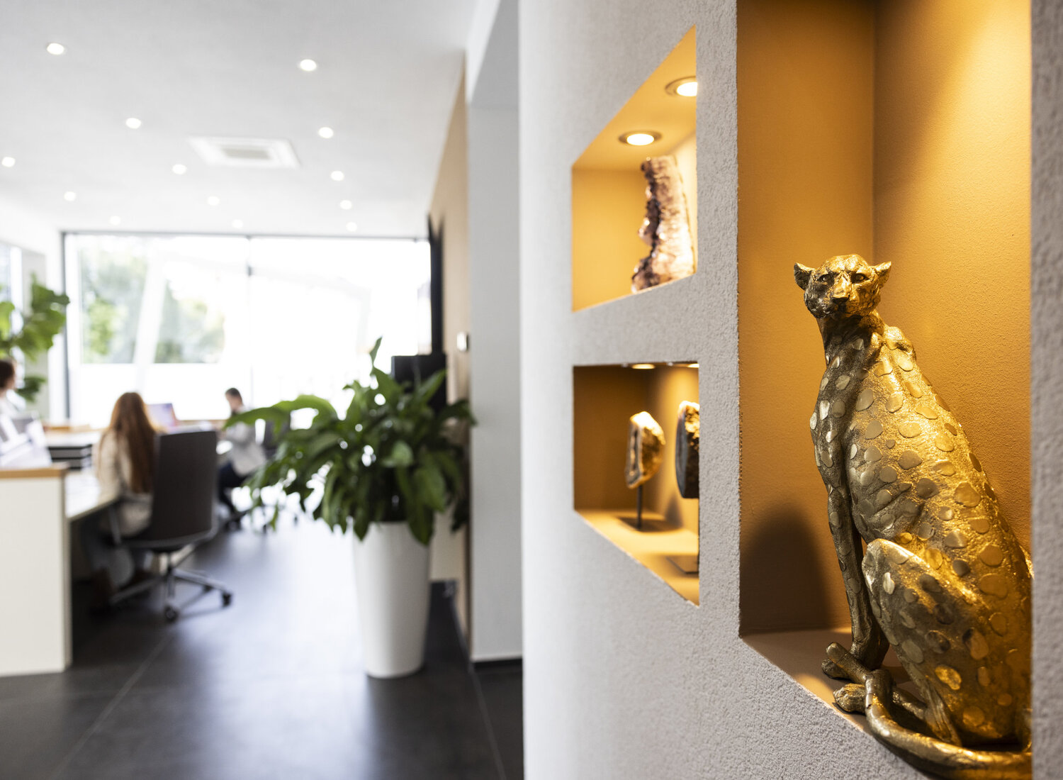 Hochwertige Rezeption mit Statuen und Pflanzen